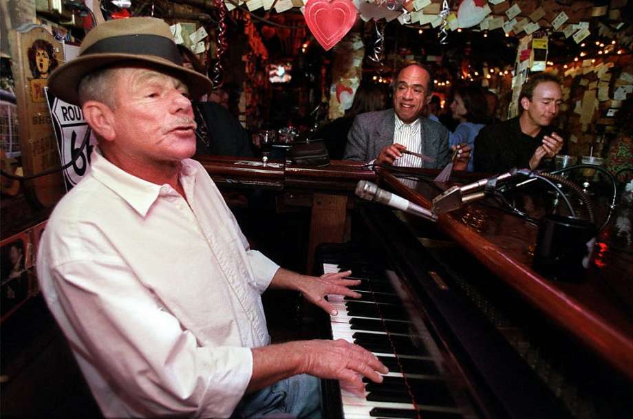 piano in bar